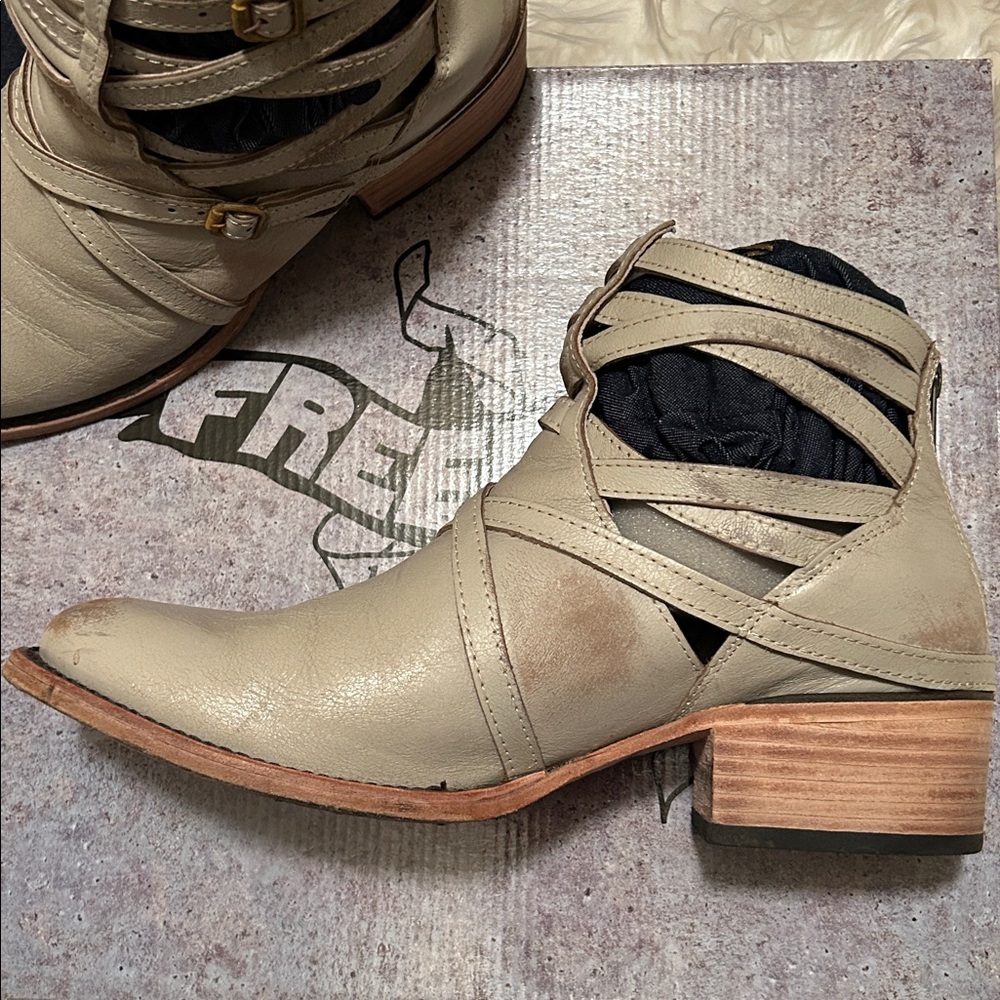 Freebird Stair - Ice Ankle Boots - Picture 6 of 11